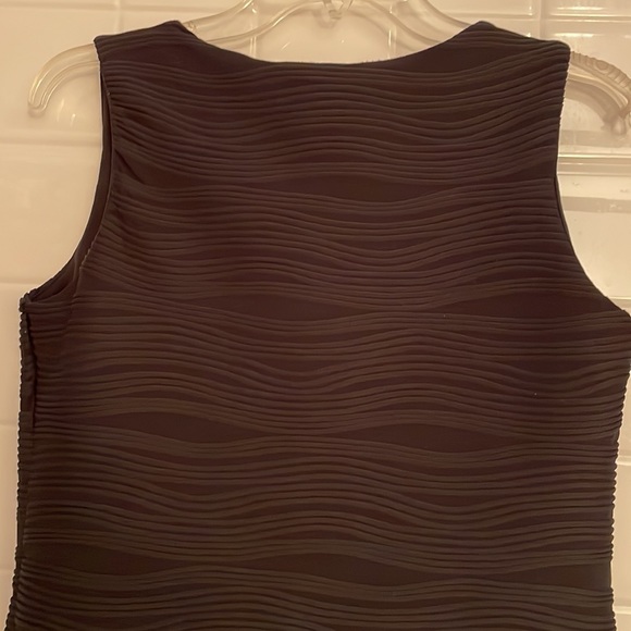 Roz & Ali sleeves less  top , size M, color black. Round neckline. Wavy design - Picture 11 of 16